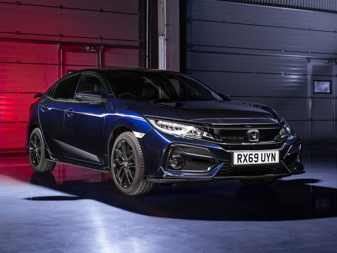 Синий автомобиль Honda Civic, 2019 года в гараже