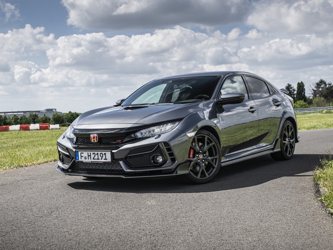 Автомобиль Honda Civic Type R Sport Line на фоне неба 