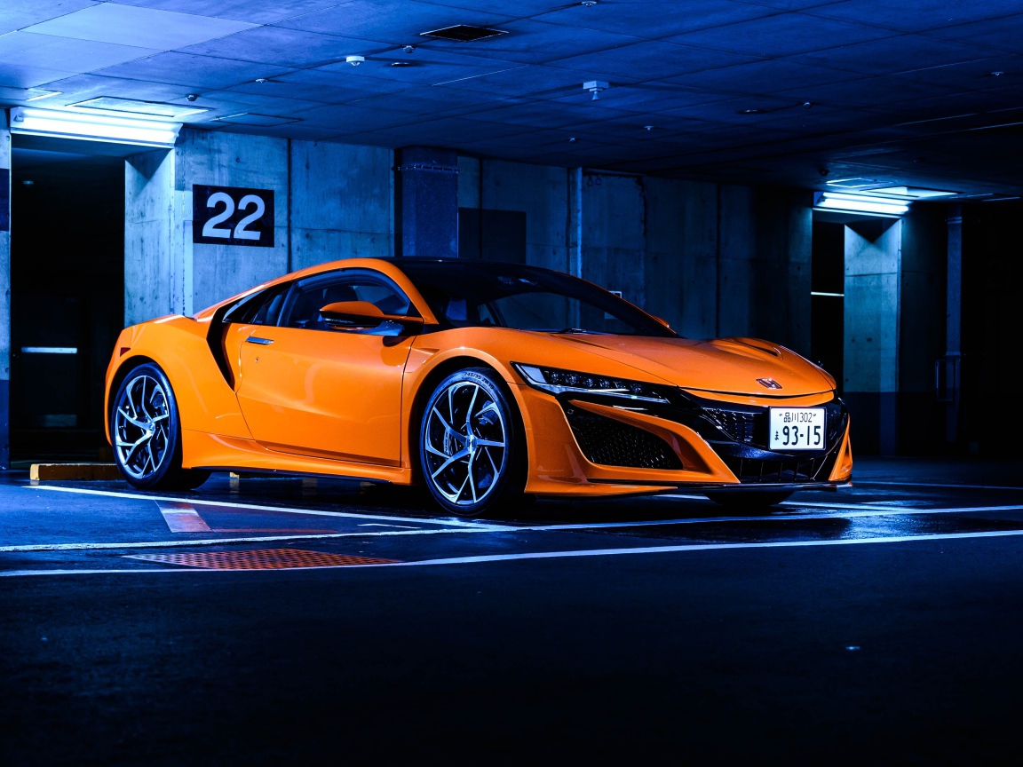 Оранжевый автомобиль Honda NSX в гараже 