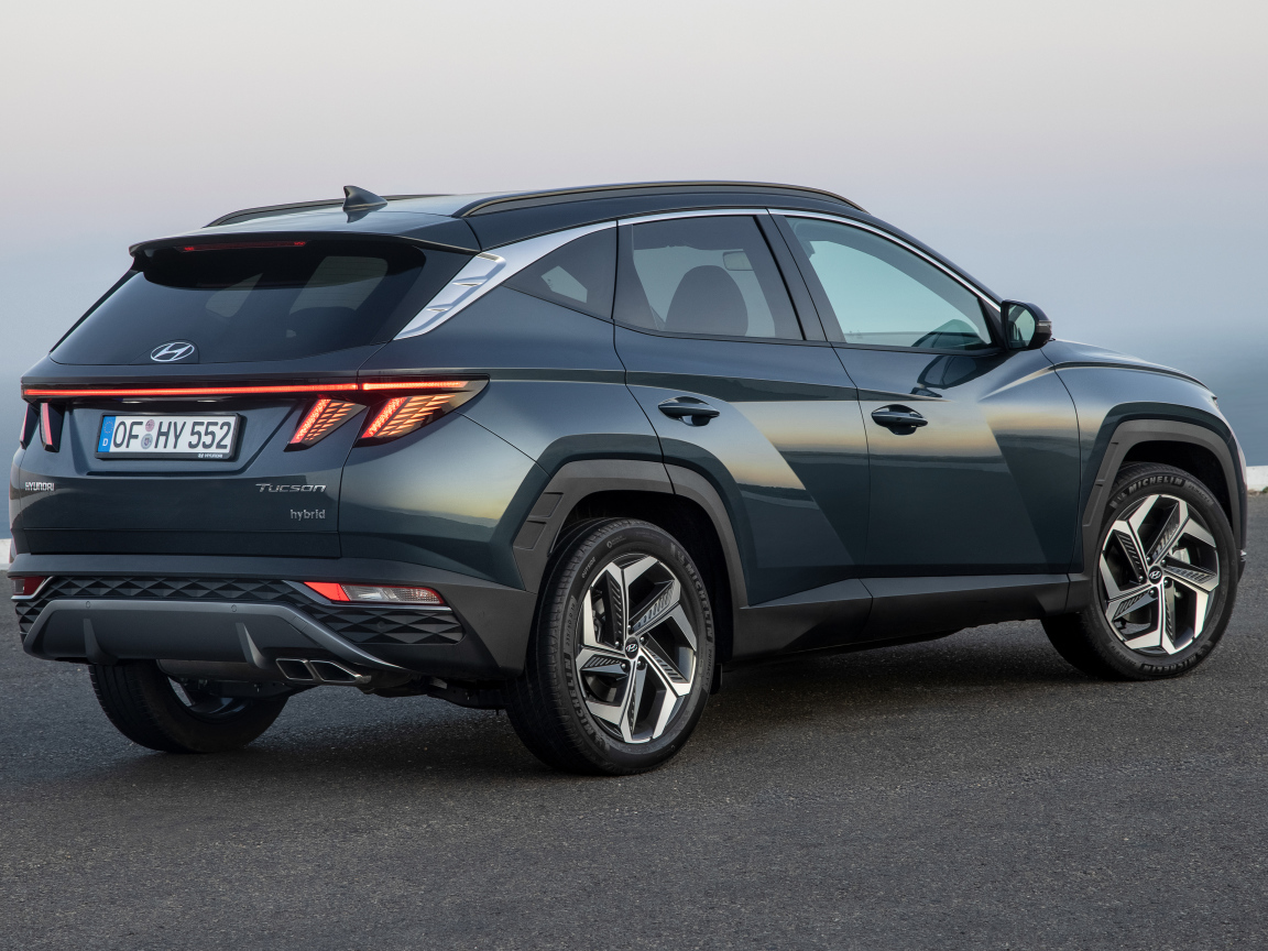 Внедорожник Hyundai Tucson Hybrid 2021 года вид сзади