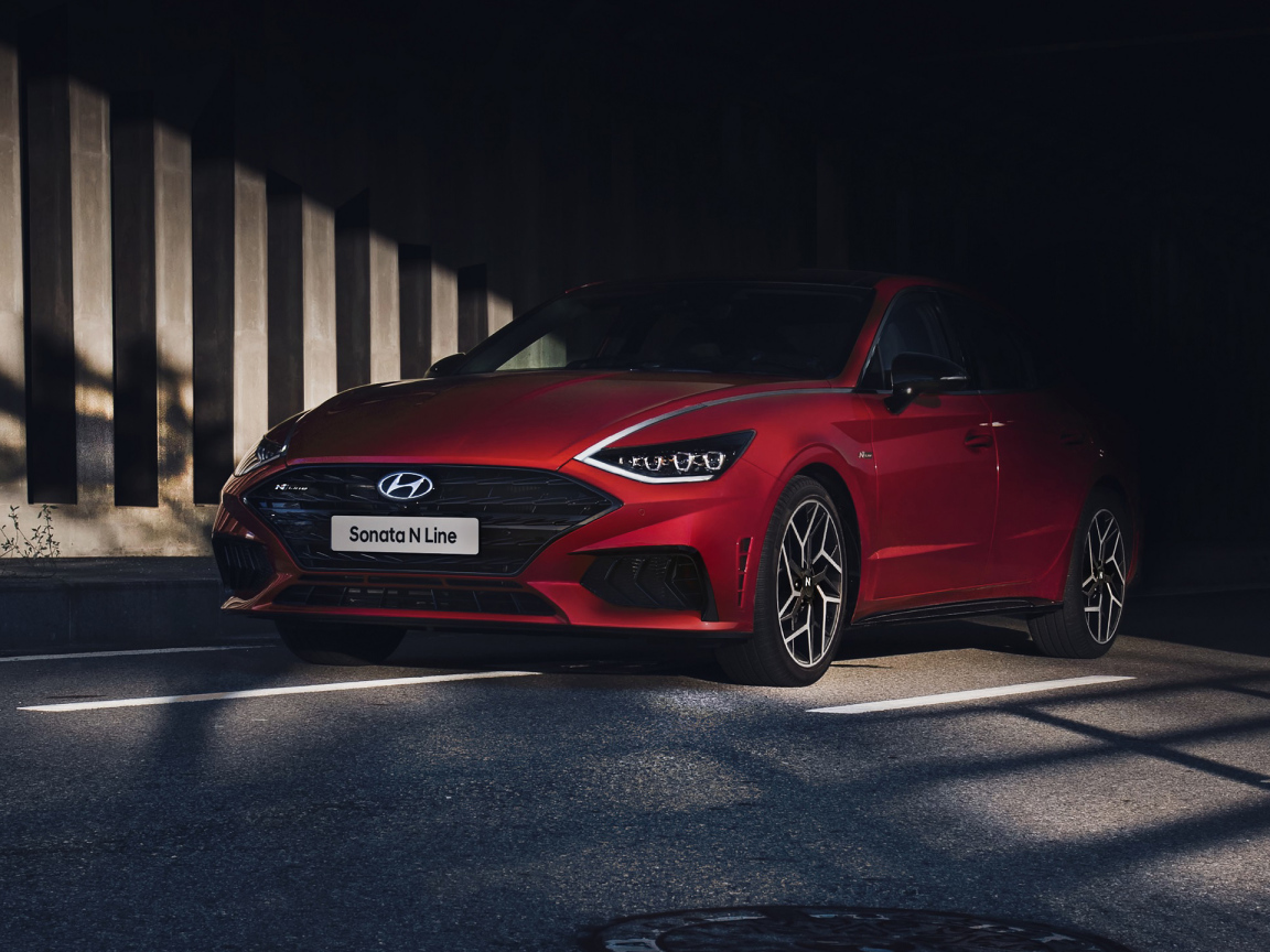 Красный автомобиль Hyundai Sonata N Line 2021 года в тени