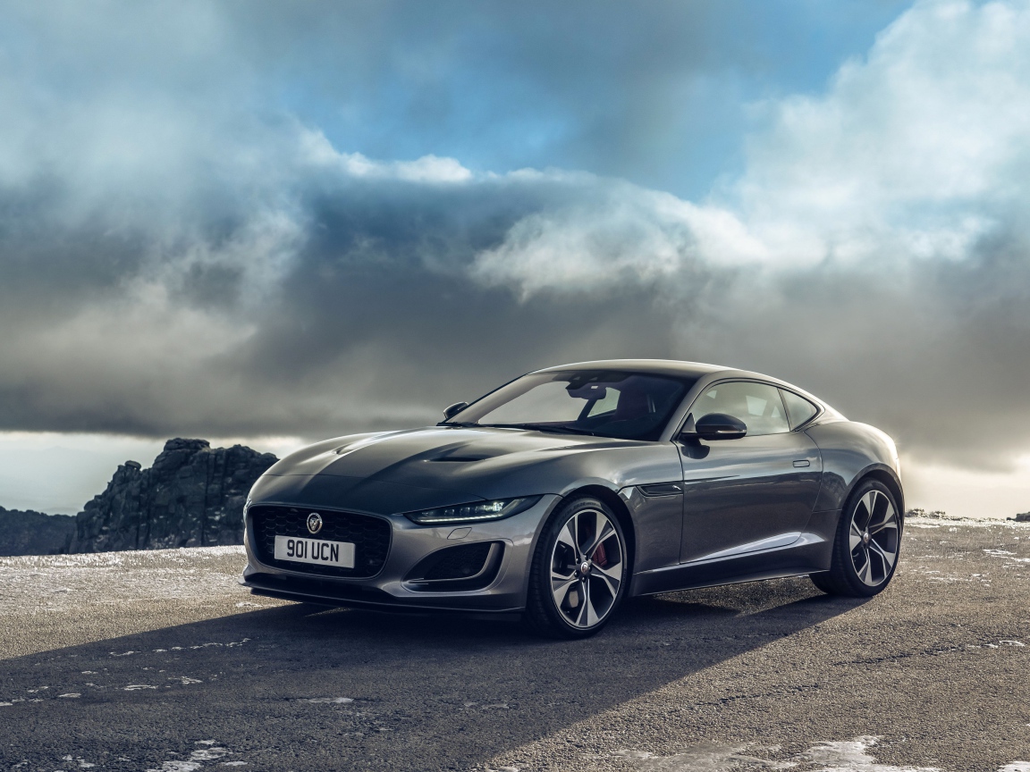 Автомобиль Jaguar F-Type P300 Coupe First Edition 2020 года на фоне облаков