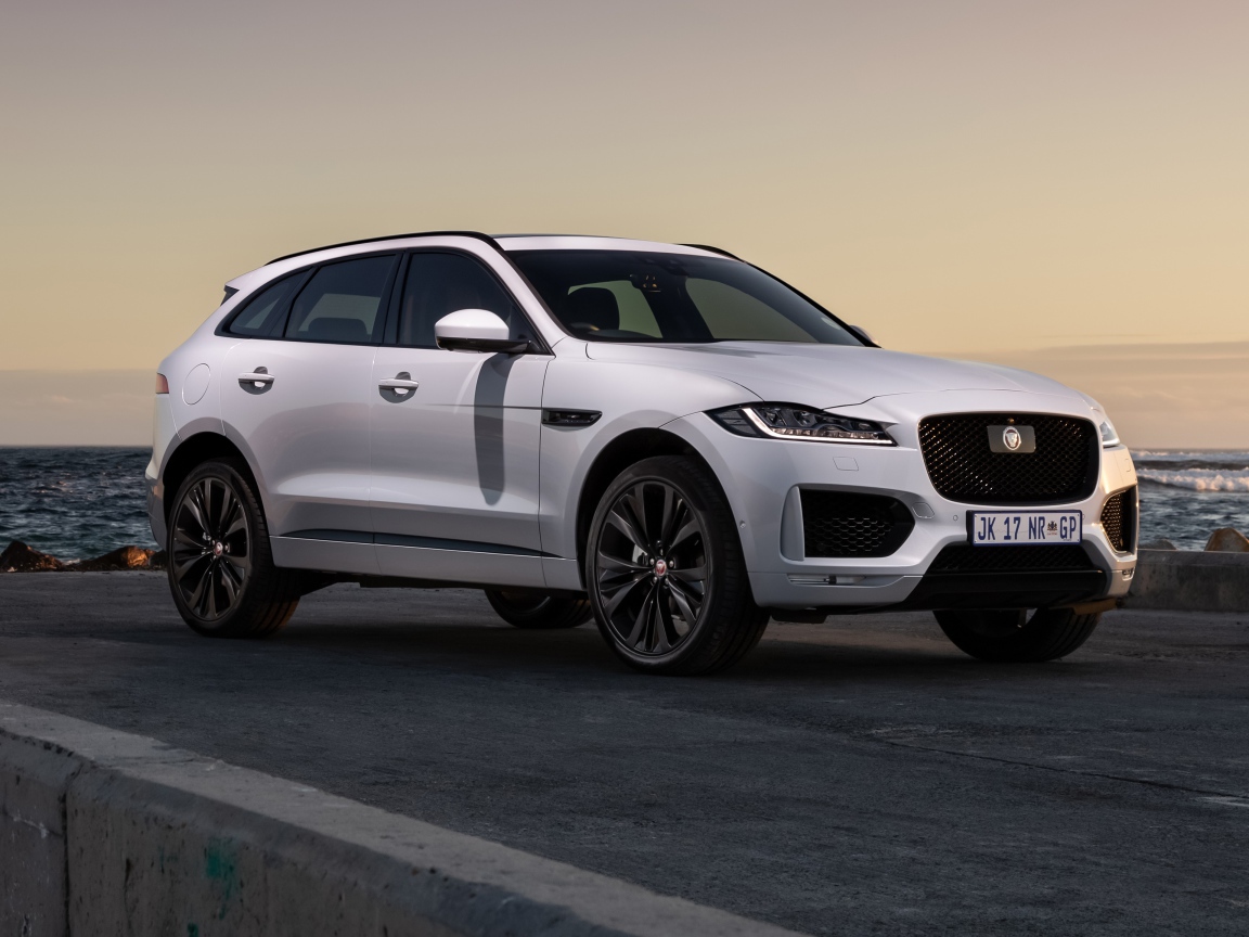 Белый внедорожник Jaguar F-Pace 25d AWD Chequered Flag 2020 года у воды