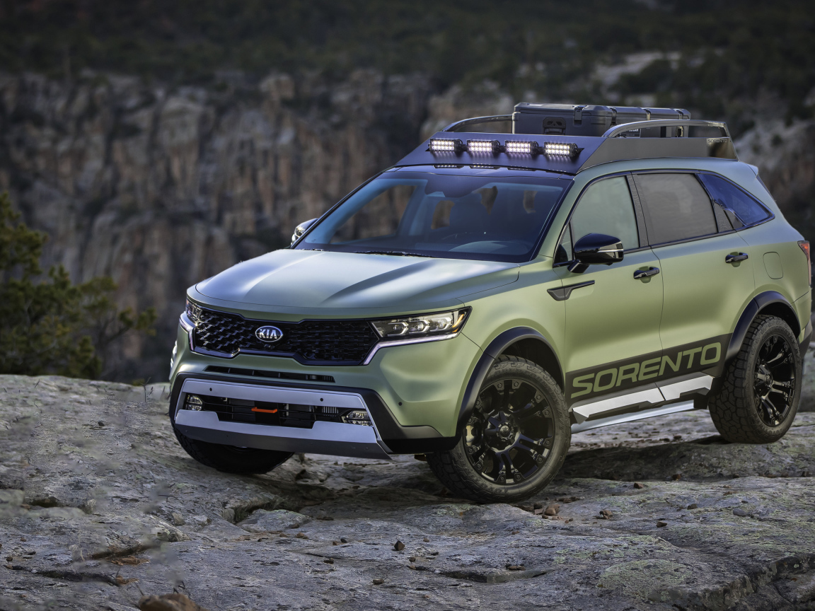 Внедорожник Kia Sorento, 2020 года в горах 