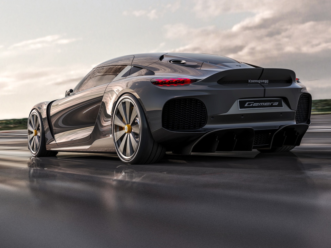 Быстрый автомобиль Koenigsegg Gemera 2020 года на трассе вид сзади