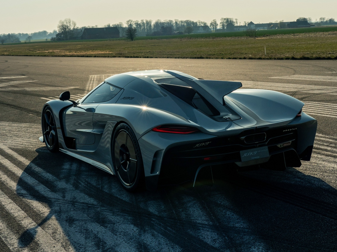 Черный автомобиль Koenigsegg Jesko Absolut 2020 года на трассе 