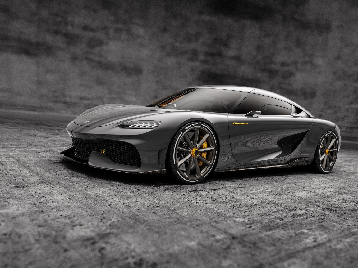 Серебристый автомобиль Koenigsegg Gemera 2020 года на сером фоне