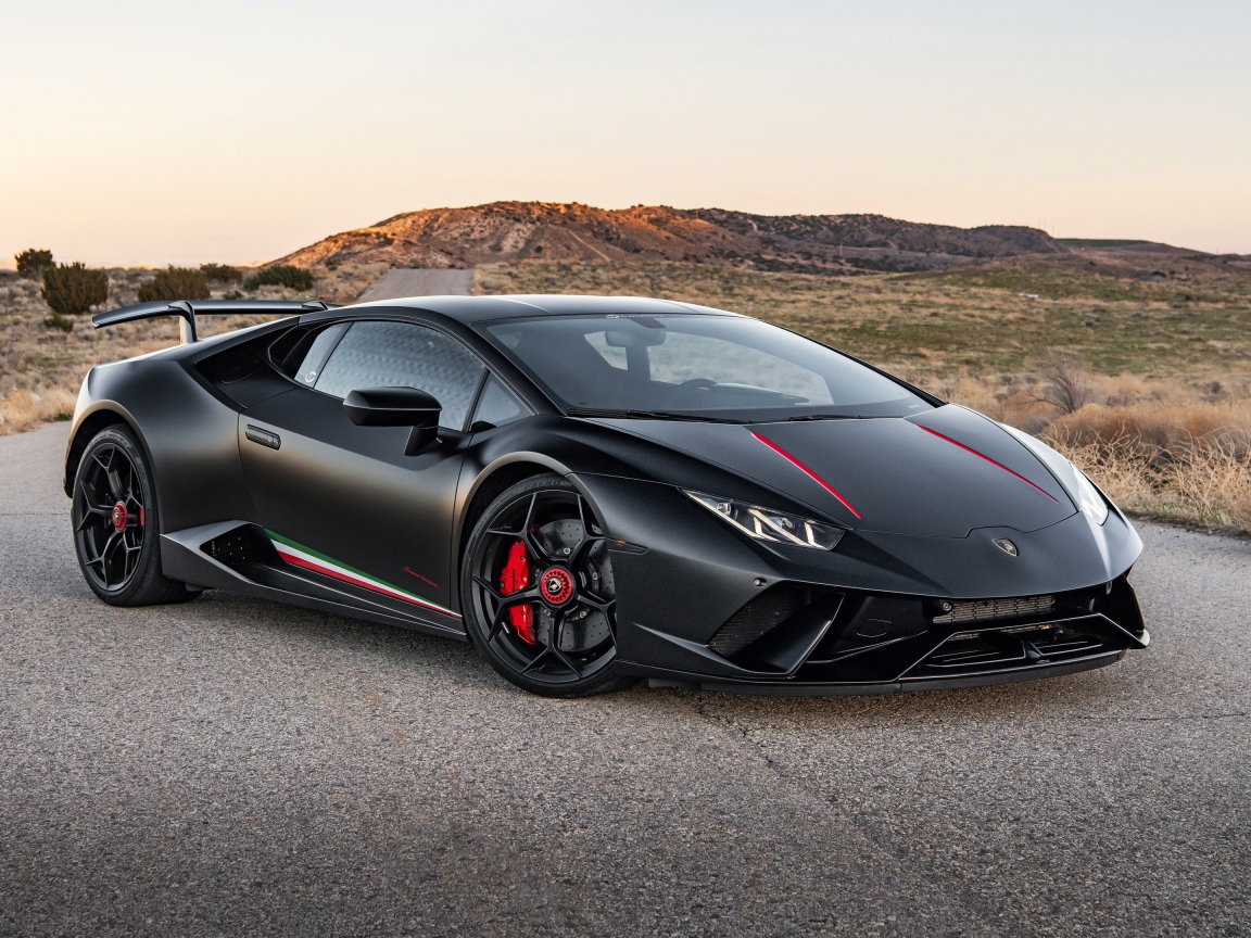Черный спортивный  Lamborghini Huracan Performante 2020 года