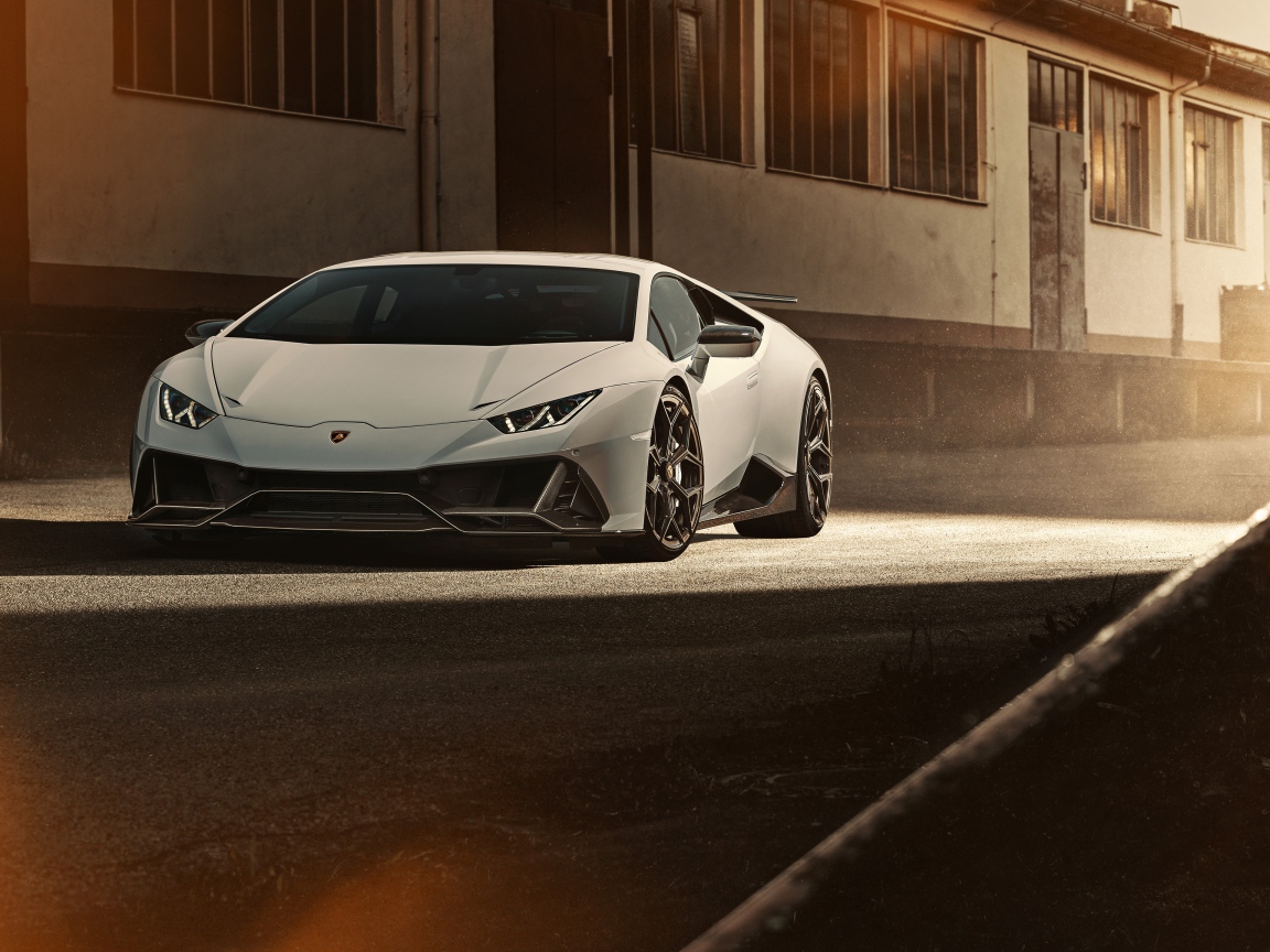 Белый спортивный автомобиль  Lamborghini Huracan EVO 2020 года