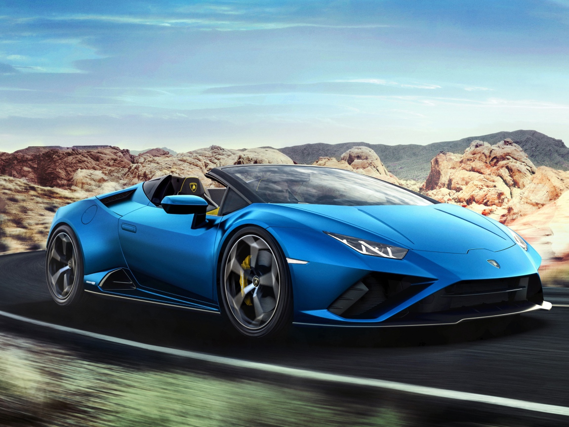Синий быстрый автомобиль Lamborghini Huracan EVO RWD Spyder 2020 года на дороге 