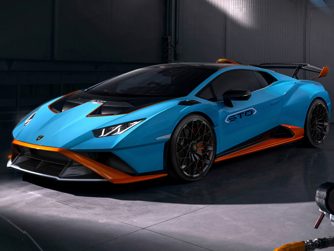 Автомобиль Lamborghini Huracán STO 2021 года в гараже