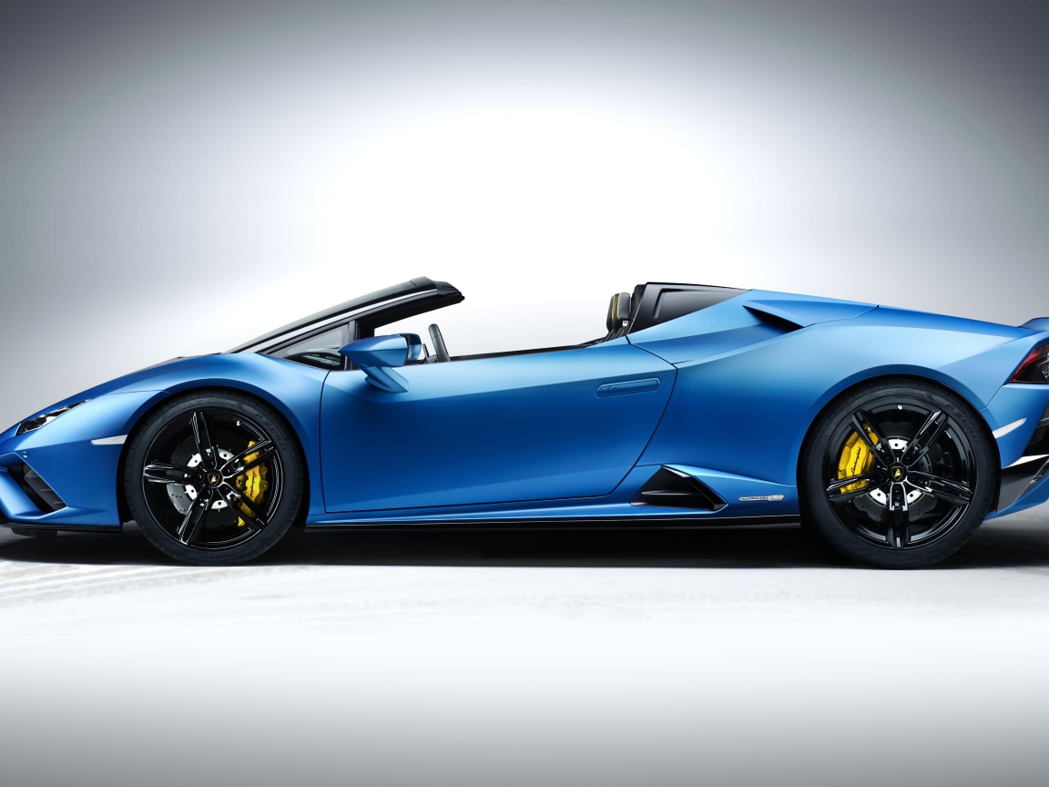 Дорогой быстрый автомобиль Lamborghini Huracan EVO RWD Spyder 2020 года на сером фоне 