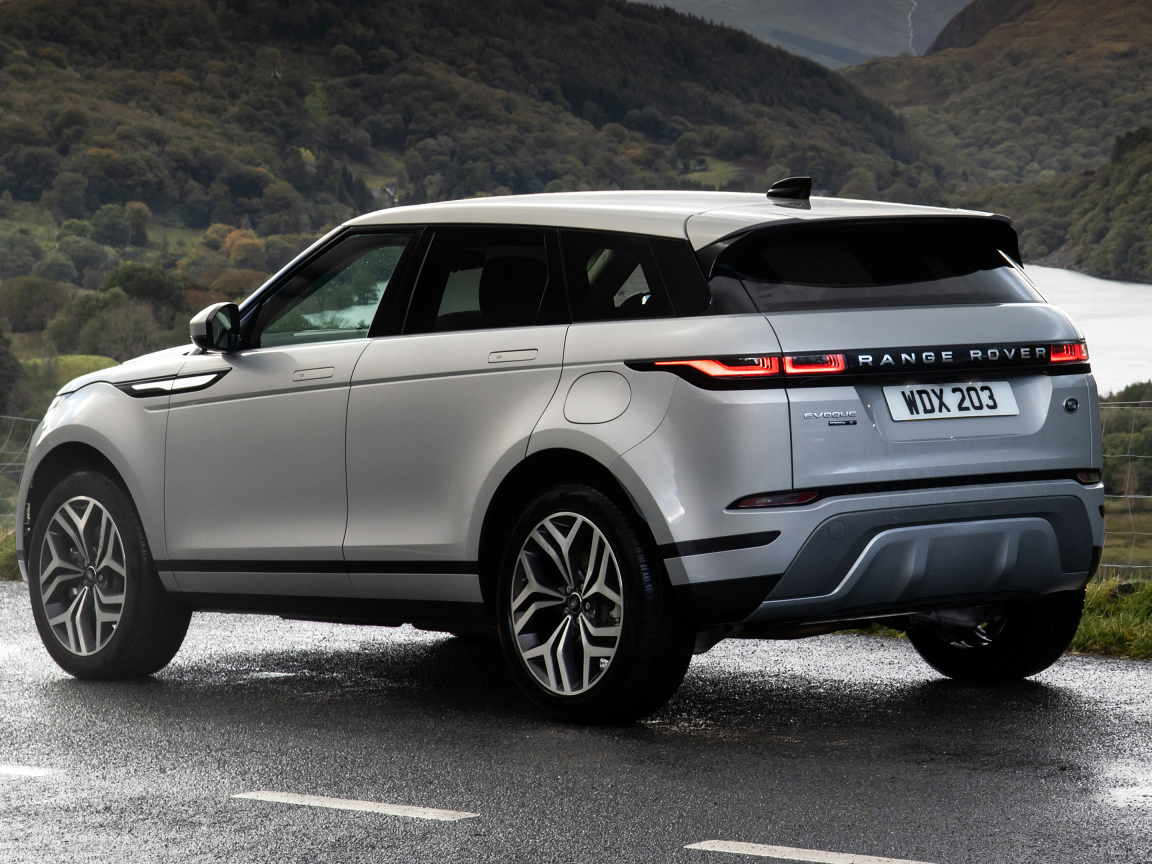 Серебристый автомобиль Range Rover Evoque P300e S 2020 года вид сзади