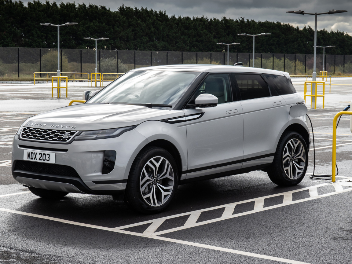 Серебристый автомобиль Range Rover Evoque P300e S 2020 года на заправке