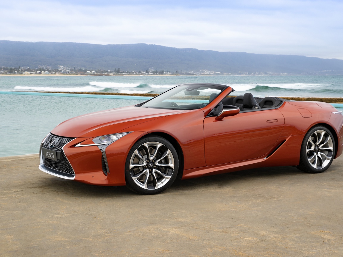 Красный кабриолет Lexus LC 500,  2020 года у воды 