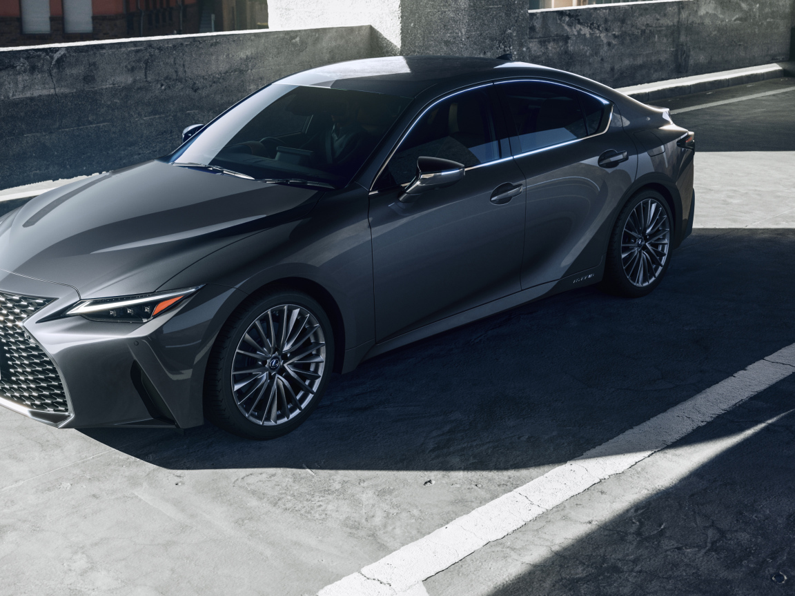 Автомобиль Lexus IS 300h 2021 года на дороге