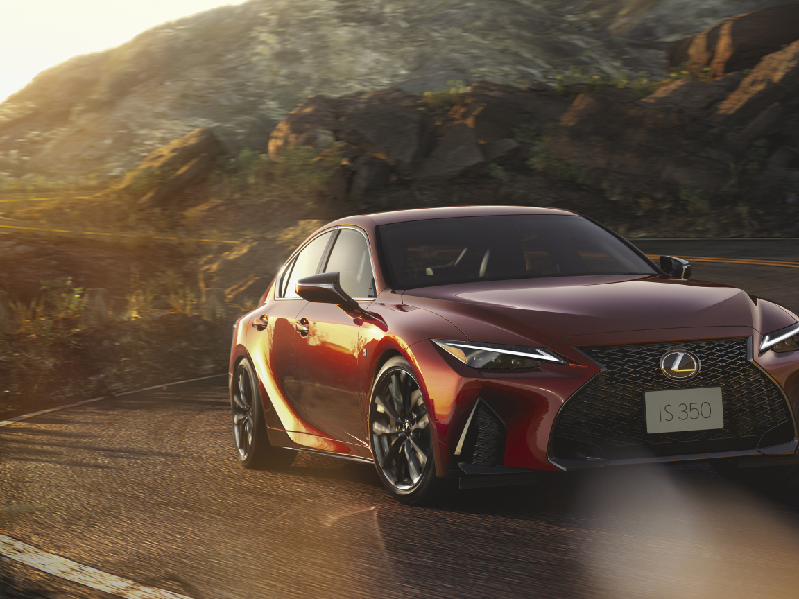 Красный автомобиль Lexus IS 350 F SPORT 2021 года в горах
