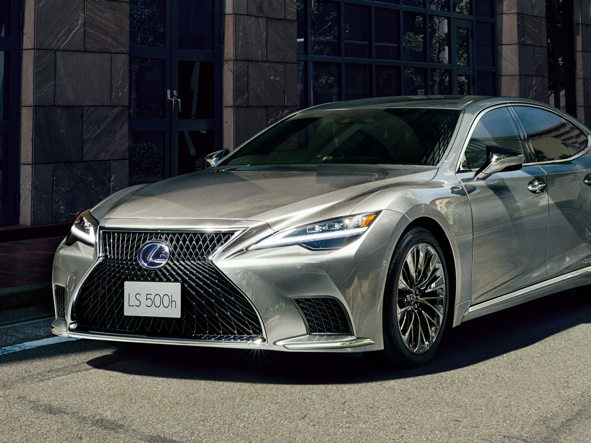 Серебристый автомобиль Lexus LS 500h 2021 года в городе