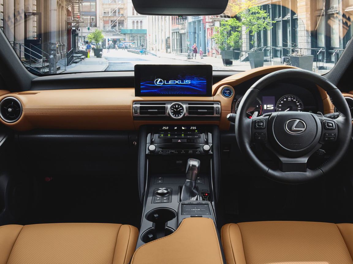 Салон автомобиля Lexus IS 300h 2021 года