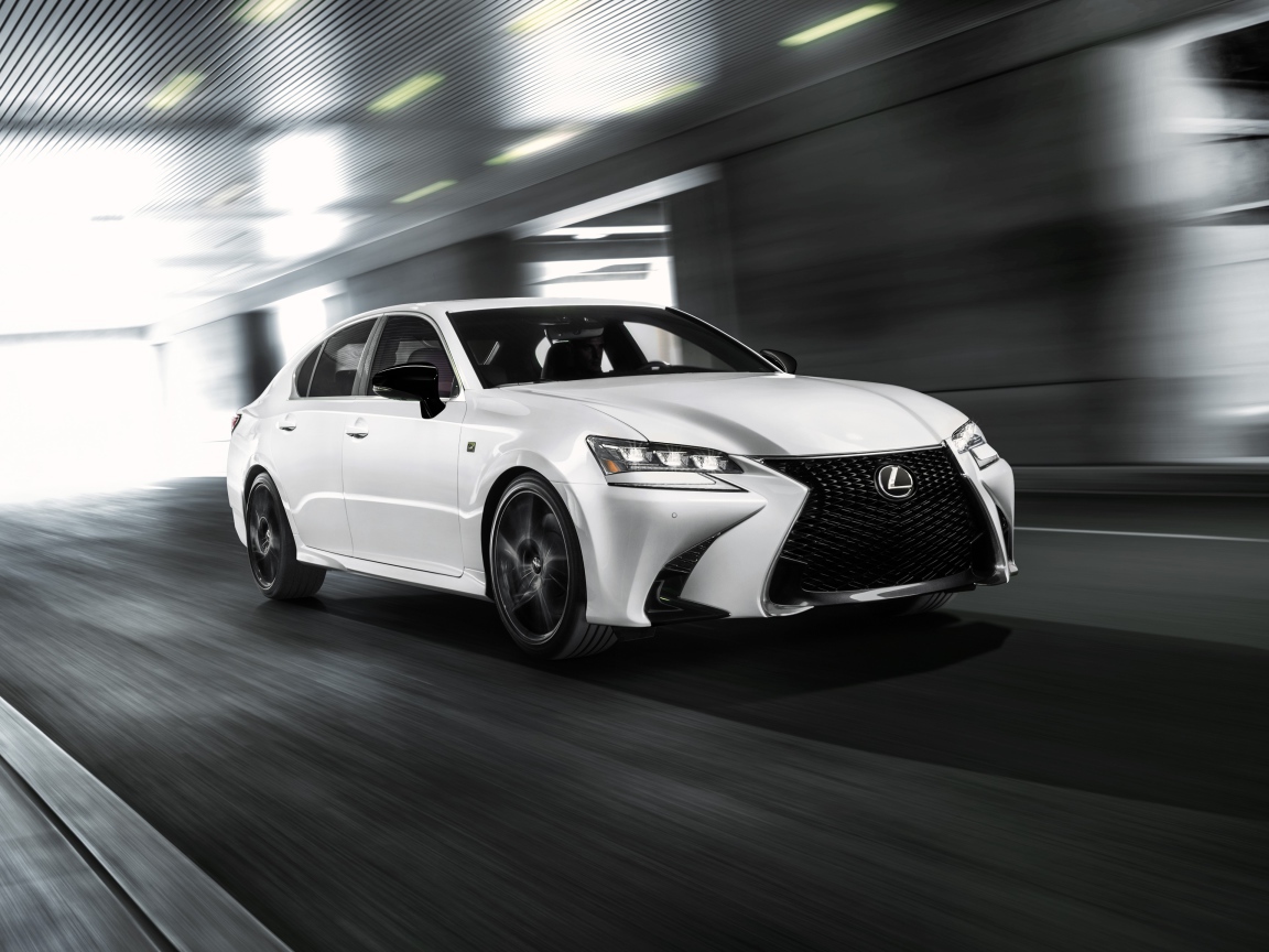 Белый автомобиль Lexus GS 350 F, 2020 года на трассе 