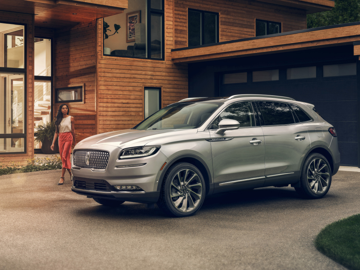 Автомобиль  Lincoln Nautilus  2021 года у дома