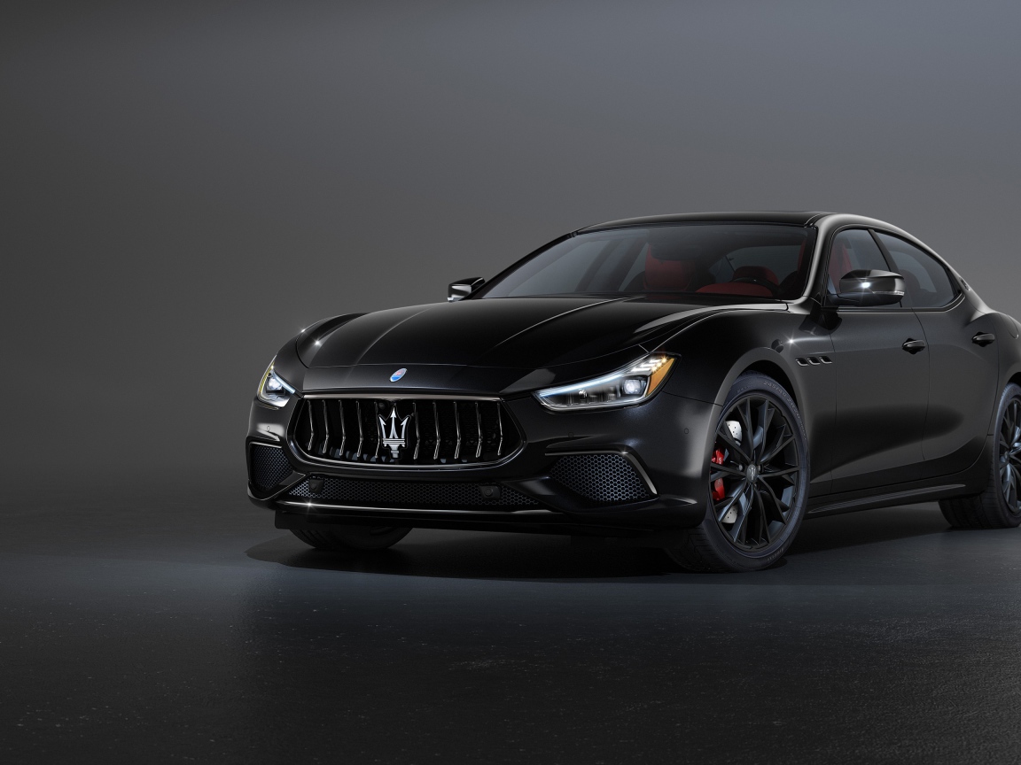 Черный автомобиль Maserati Ghibli S Q4, 2020 года на сером фоне