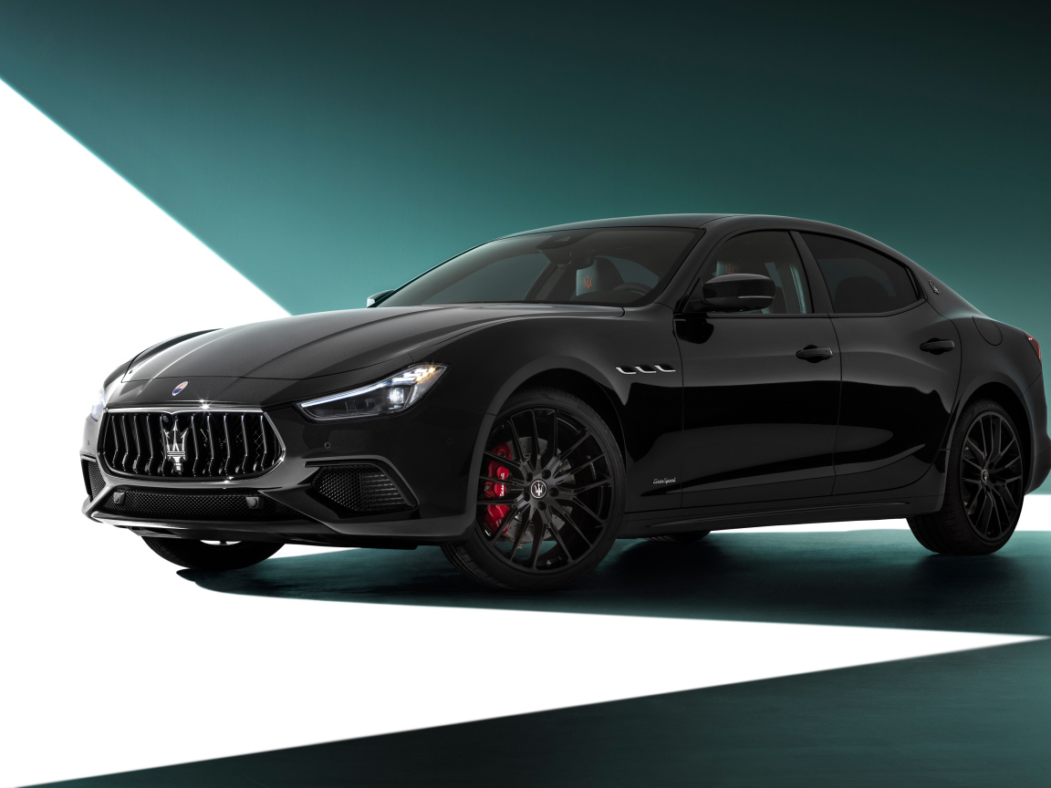 Стильный дорогой автомобиль Maserati Ghibli S Q4 GranSport Nerissimo Pack 2021 года