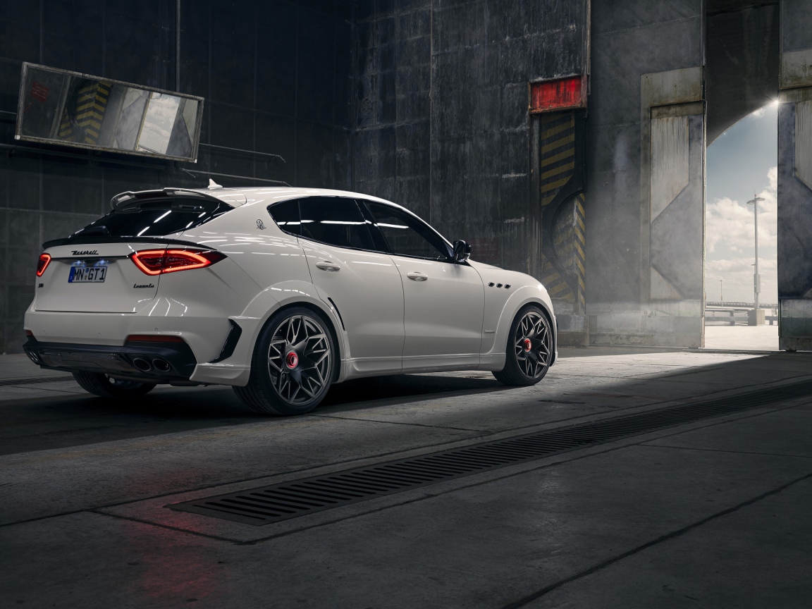 Белый автомобиль  Maserati Levante S Q4 GranSport Esteso V2 2020 года в ангаре 