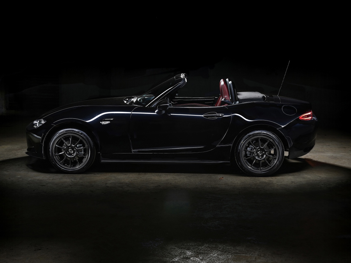 Черный автомобиль Mazda MX-5 Eunos Edition 2020 года 