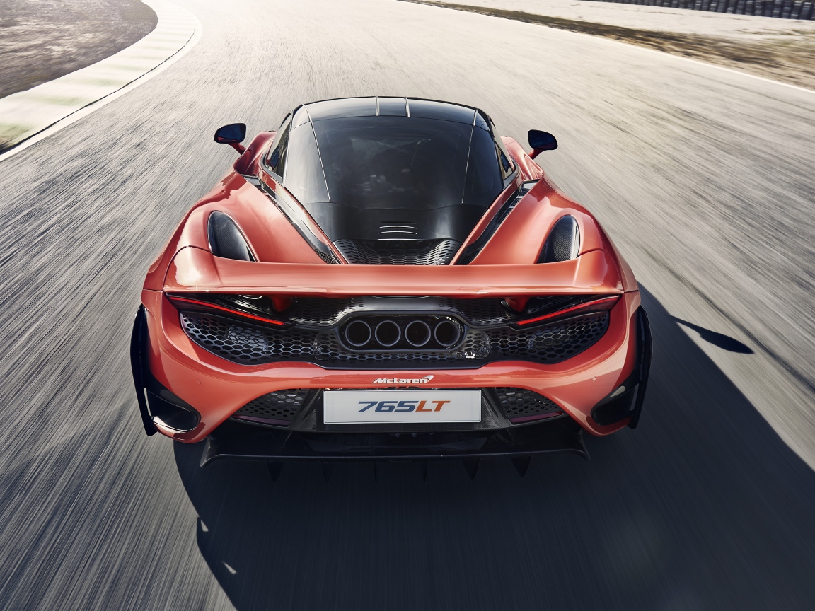 Автомобиль McLaren 765LT 2020 года вид сзади