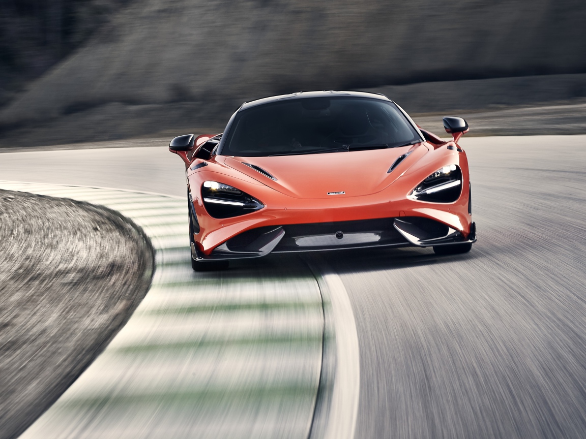 Спортивный автомобиль McLaren 765LT 2020 года на трассе 