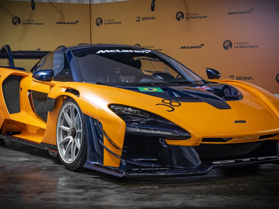 Оранжевый спортивный автомобиль McLaren GTR 2020 года 