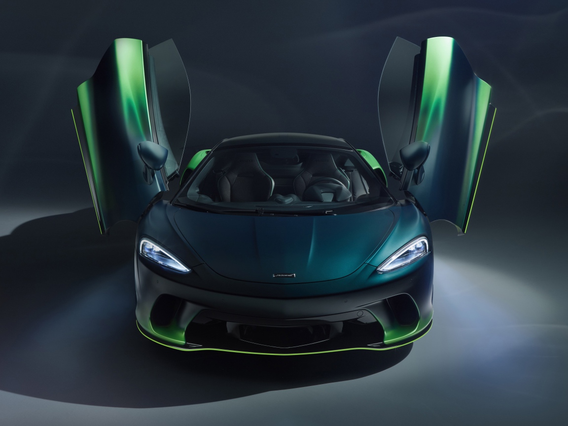 Автомобиль McLaren GT Verdant Theme By MSO 2020 года с открытыми дверями
