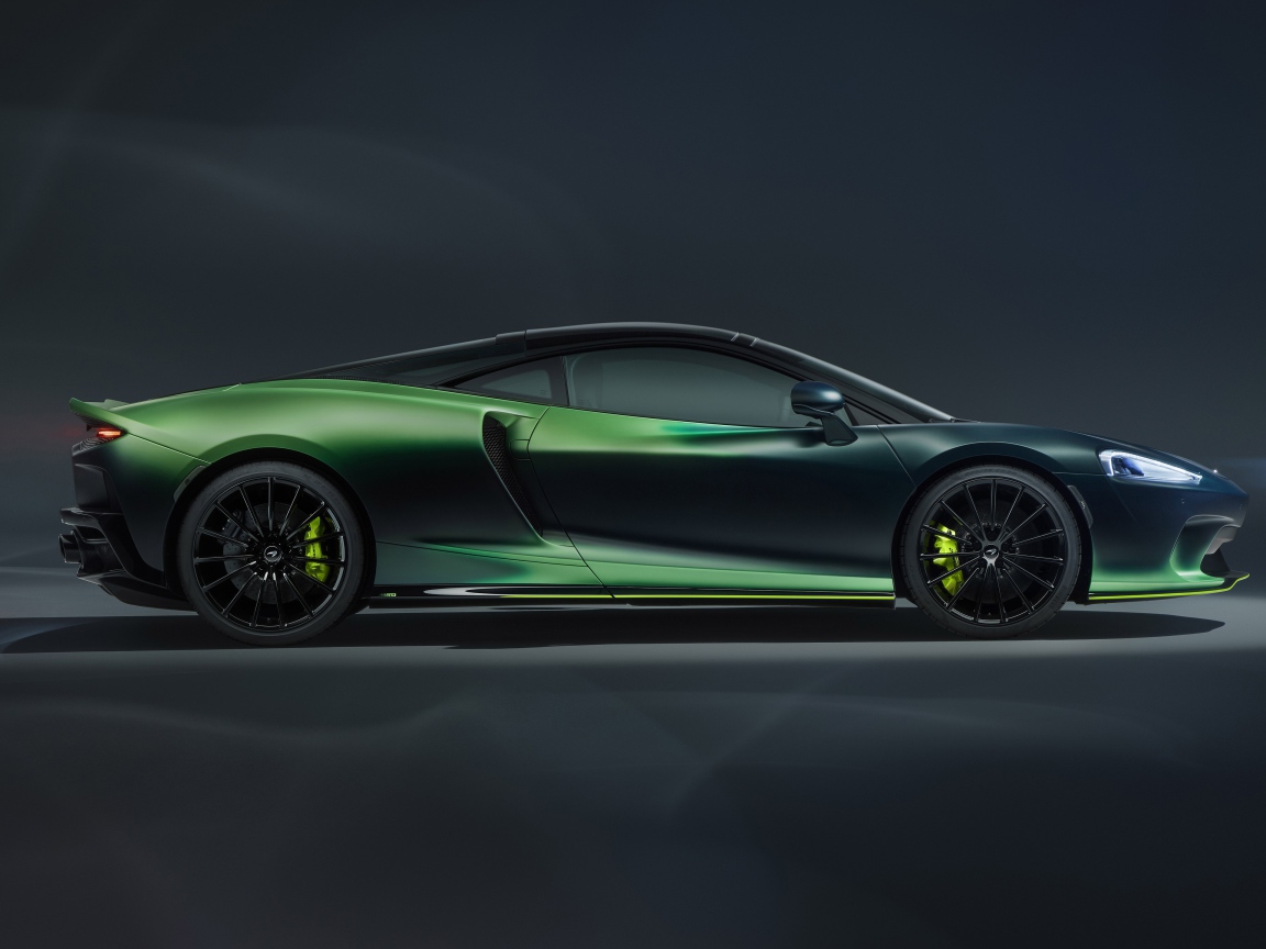 Автомобиль McLaren GT Verdant Theme By MSO 2020 года вид сбоку