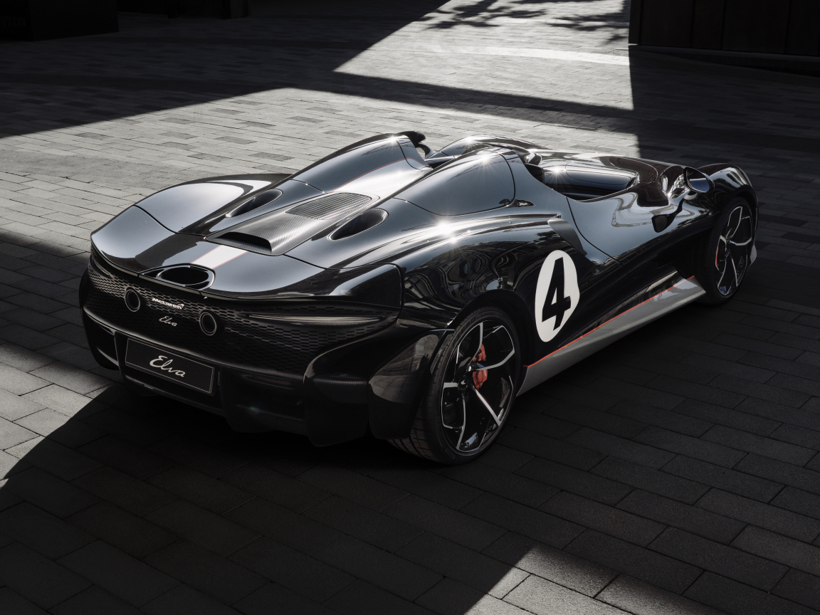 Черный спортивный автомобиль McLaren MSO Elva M1A Theme 2020 года вид сзади