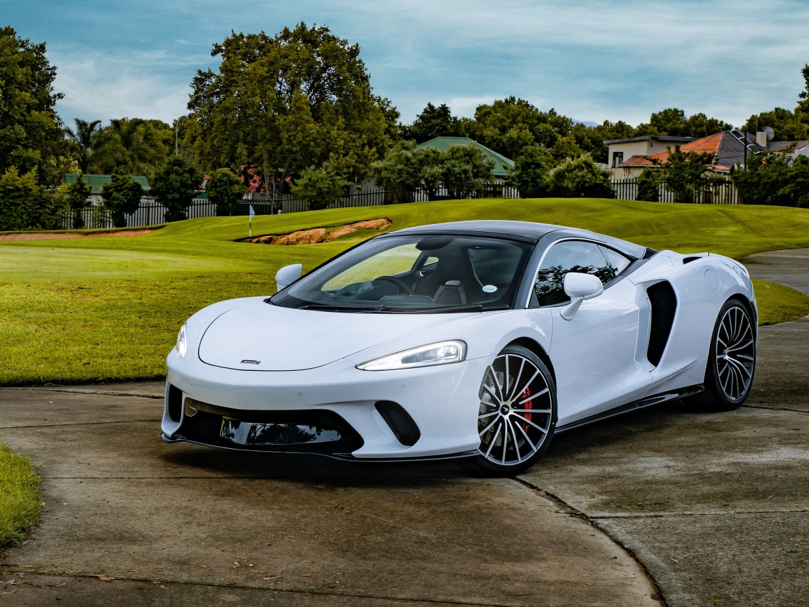 Белый спортивный автомобиль McLaren GT 2020 года 