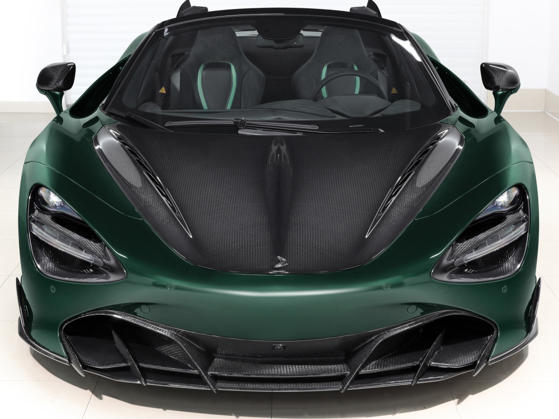 Зеленый автомобиль  McLaren 720S Spider Fury 2020 года вид спереди