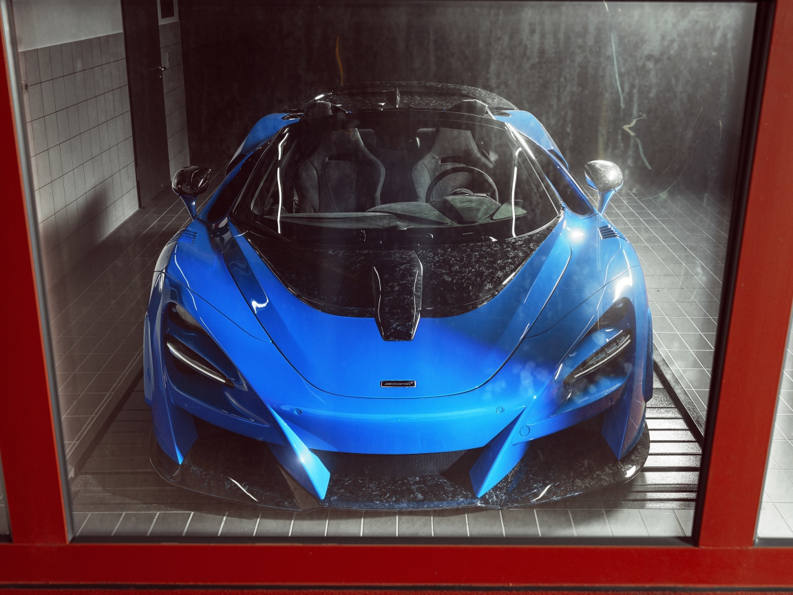 Спортивный автомобиль McLaren 720S Spider N-Largo 2020 года на мойке