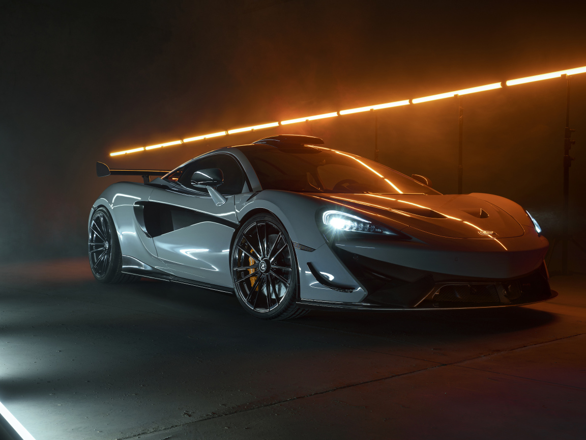 Серебристый спортивный автомобиль McLaren 620R 2021 года