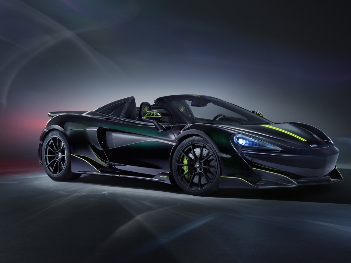 Черный автомобиль McLaren MSO 600LT Spider Segestria Borealis 2020 года на сером фоне