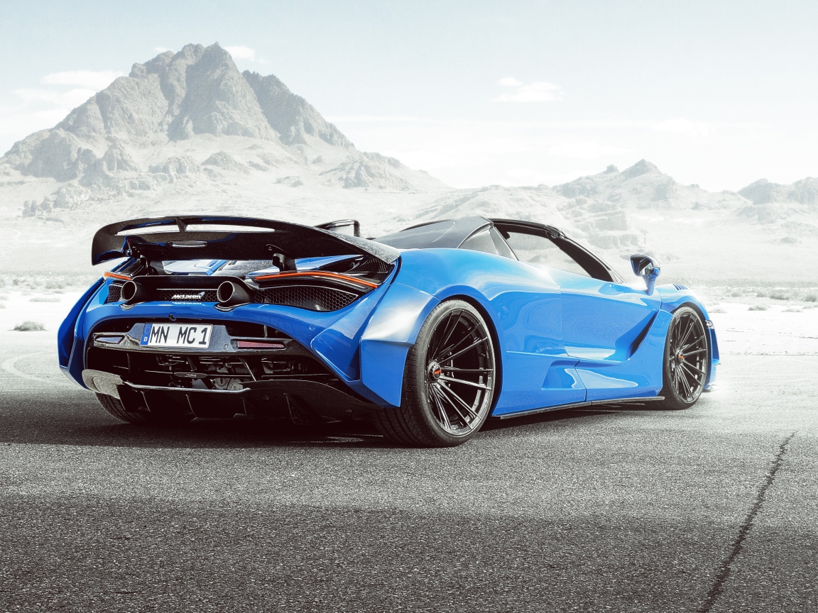 Голубой автомобиль  McLaren 720S Spider N-Largo 2020 года вид сзади на фоне гор 