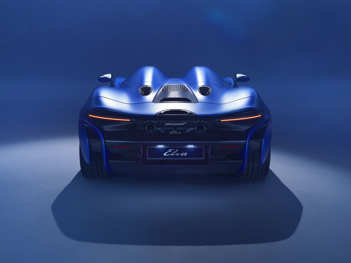 Синий автомобиль McLaren Elva 2020 года вид сзади