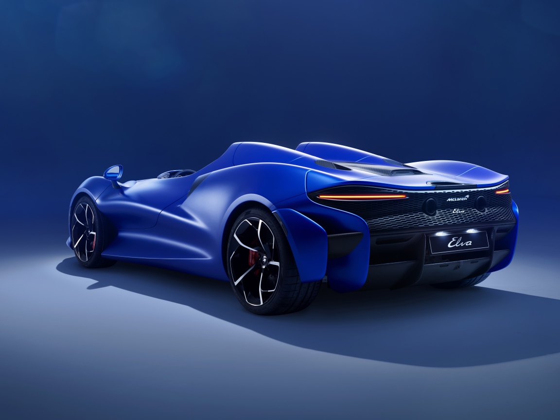 Синий автомобиль McLaren Elva,  2020 года на синем фоне