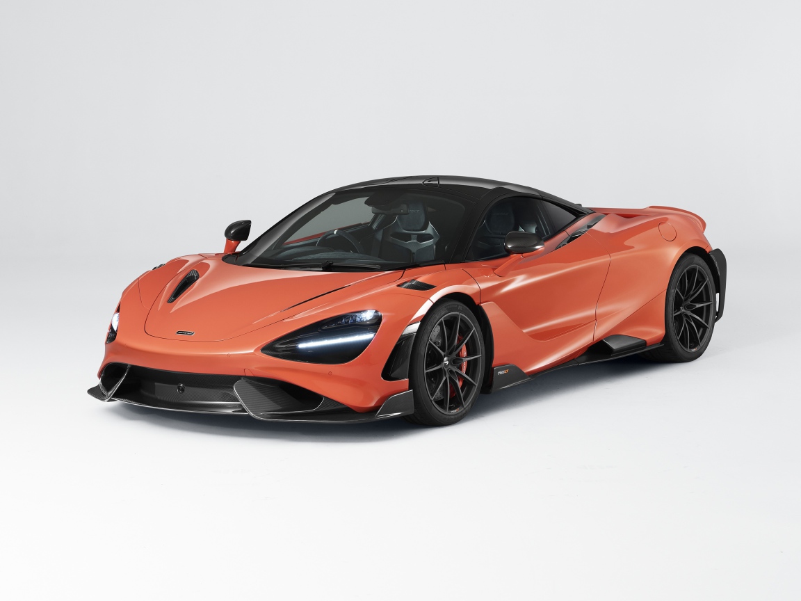 Автомобиль McLaren 765LT 2020 года на сером фоне