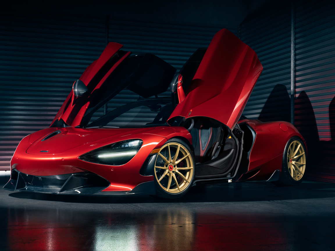 Быстрый автомобиль McLaren 720S с открытыми дверями