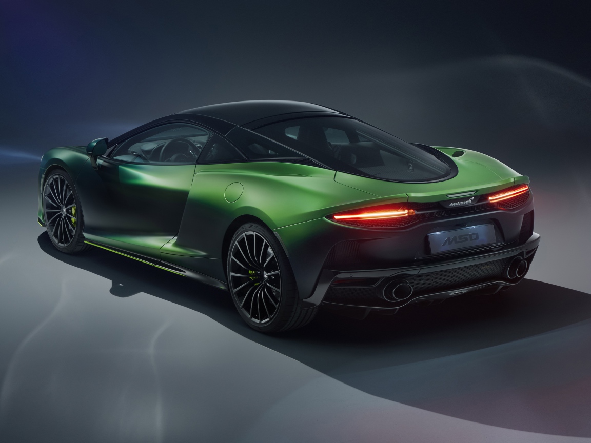 Быстрый зеленый автомобиль McLaren GT Verdant, 2020 года на сером фоне