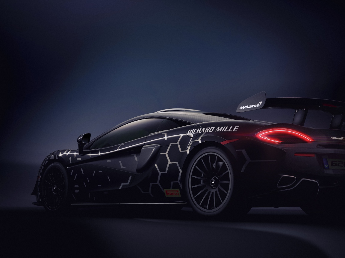 Автомобиль McLaren 620R года вид сзади