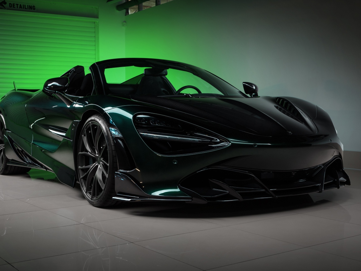 Черный спортивный автомобиль  McLaren 720S, 2020 года в гараже 