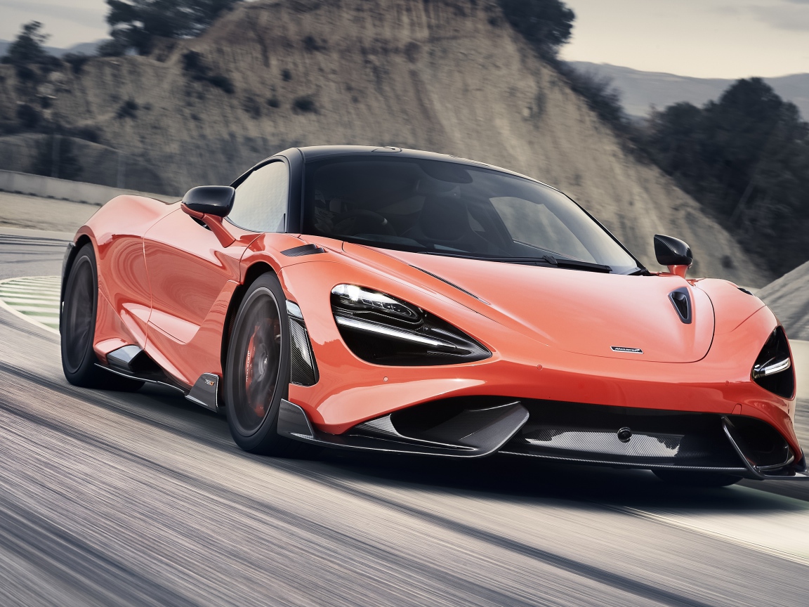 Красный автомобиль McLaren 765LT 2020 года на дороге в горах 