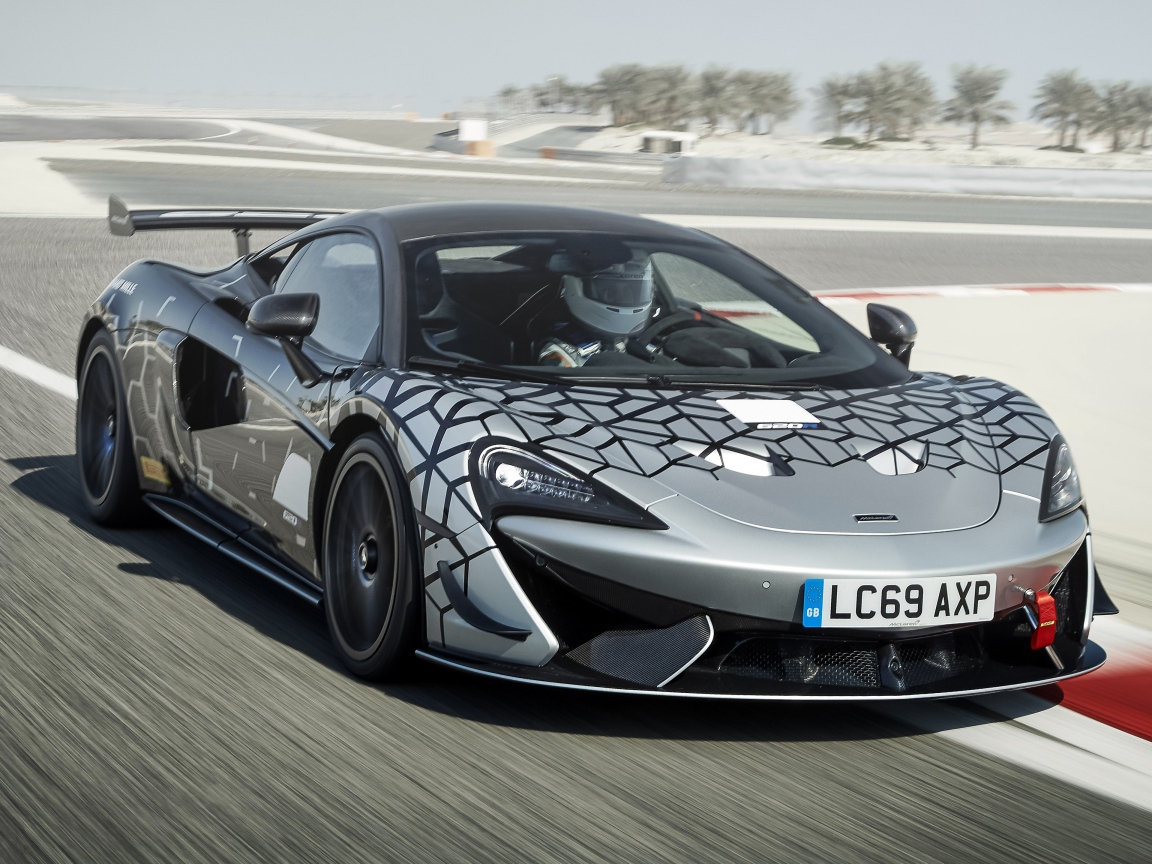 Спортивный автомобиль McLaren 620R на трассе